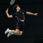 Joueur de badminton du BCC au smash, en salle
