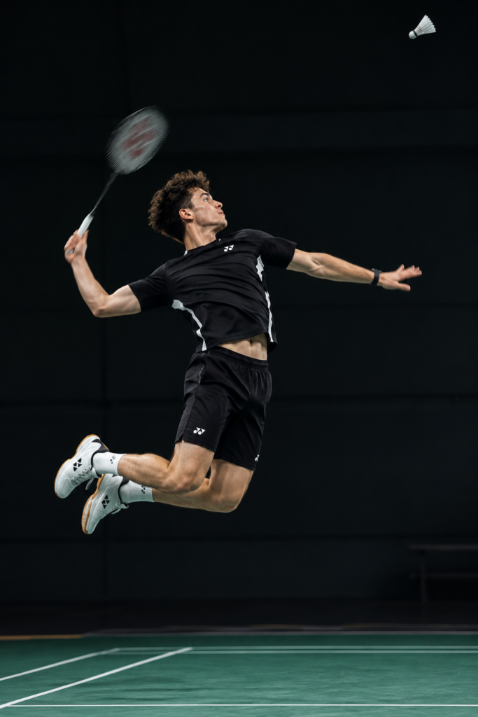 Joueur de badminton du BCC au smash, en salle